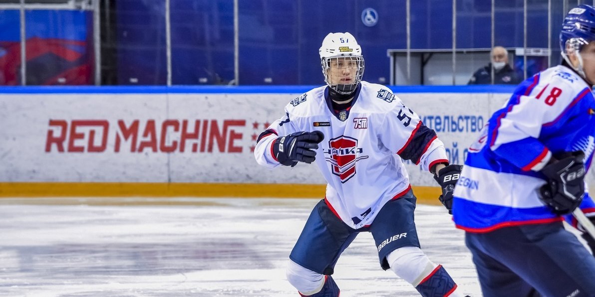 IIHF на восемь месяцев дисквалифицировала российского хоккеиста Комарова за допинг