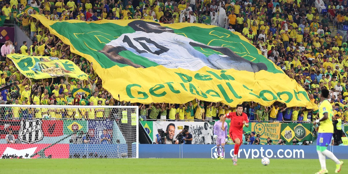 Бразильские болельщики вывесили флаг в поддержку Пеле на матче 1/8 финала чемпионата мира в Катаре