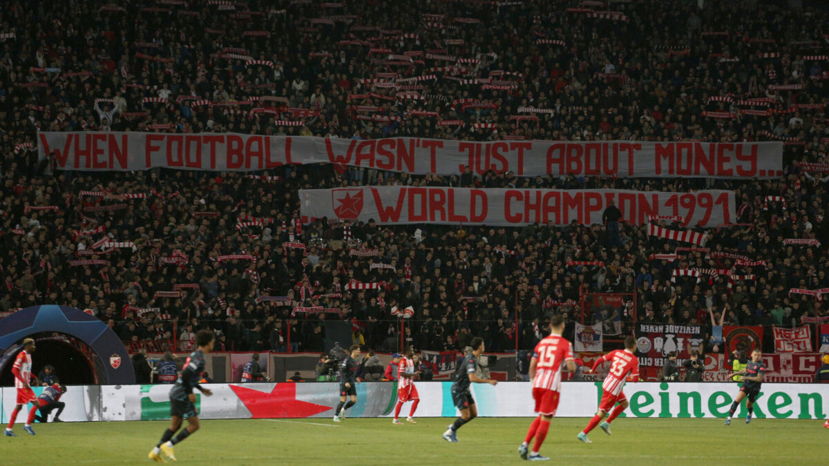 Фанаты «Црвены Звезды» спели «Катюшу» во время матча Лиги чемпионов с «Манчестер Сити»