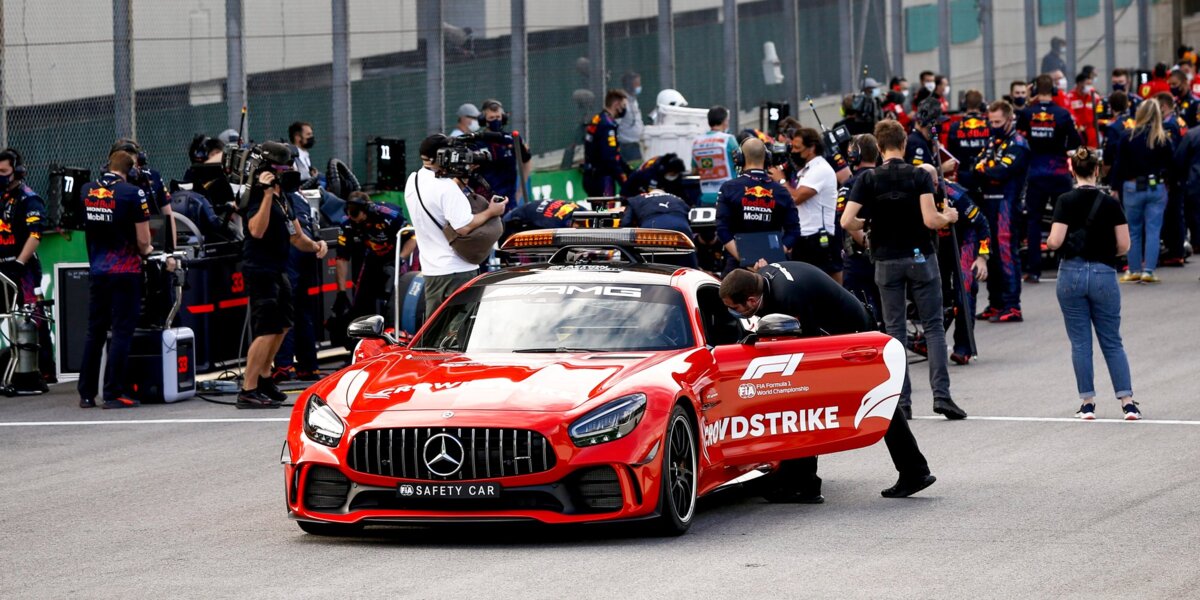 На трассе Гран-при Бразилии появилась машина безопасности