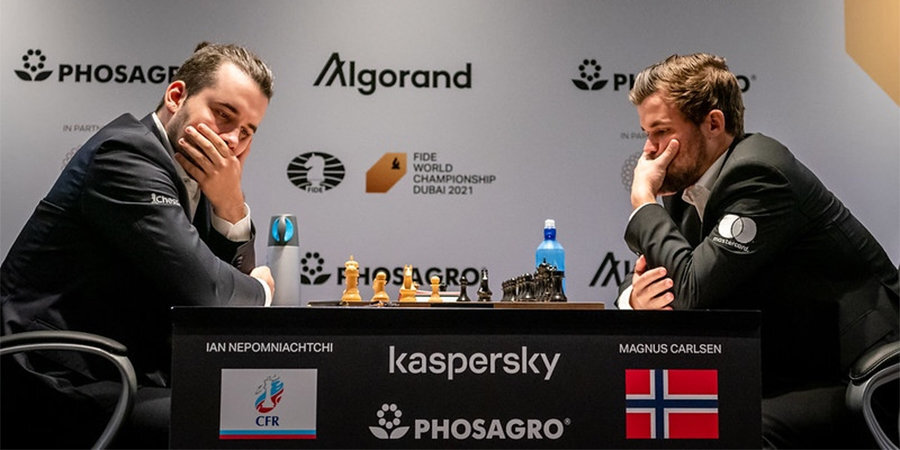 Непомнящий белыми фигурами сыграл вничью с Карлсеном в третьей партии за шахматную корону