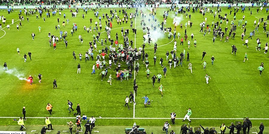 Болельщики «Сент-Этьена» устроили беспорядки прямо на поле стадиона после вылета команды из Лиги 1
