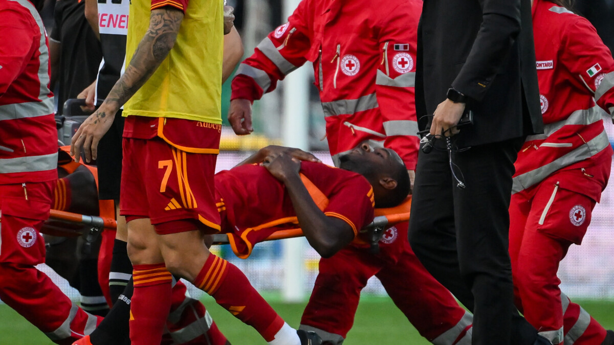Футболист «Ромы» Ндика, которому стало плохо во время матча Серии А, выписан из больницы