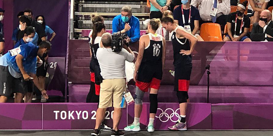 Президент МОК пообщался с баскетболистками сборной России после финала
