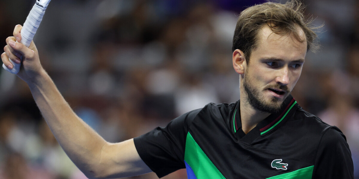 Медведев проиграл Синнеру в финале теннисного турнира в Пекине