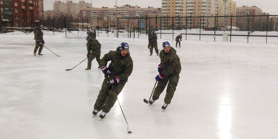 Хоккеисты СКА сыграли в бенди во время паузы на матчи сборной России
