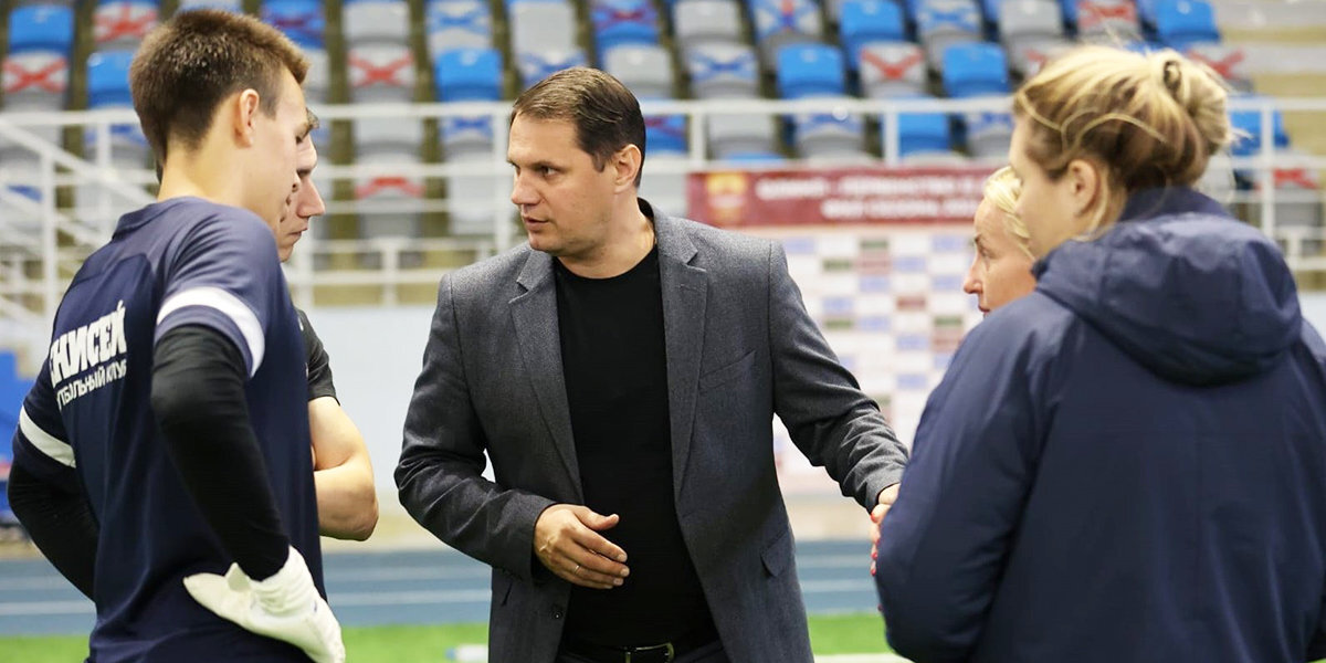 Директору «Енисея» Ивахову запретили совмещать обязанности главного тренера
