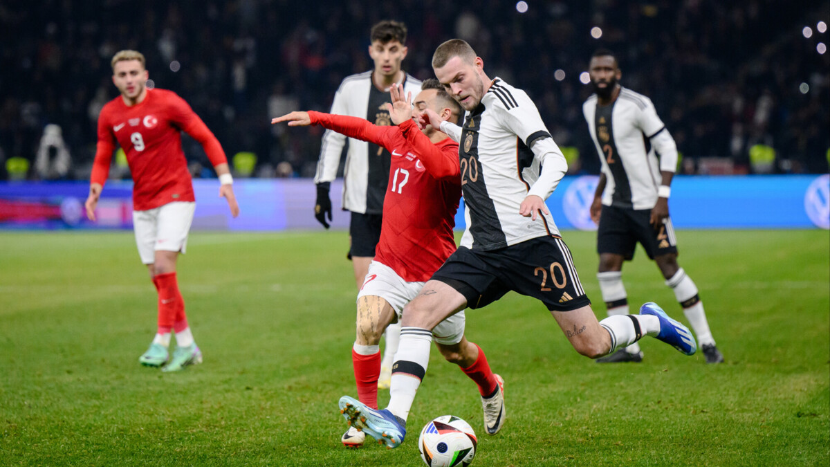 Сборная Германии по футболу пропустила три мяча и проиграла команде Турции в Берлине