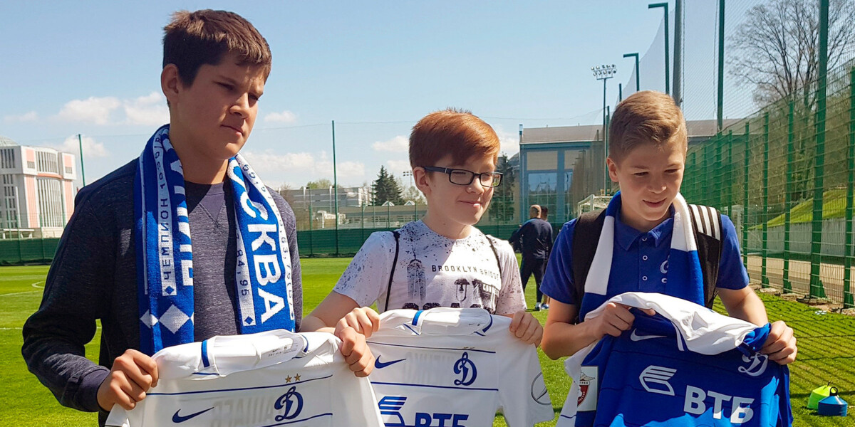 Юные фанаты «Динамо», делившие футболку Шуньича, побывали на базе клуба