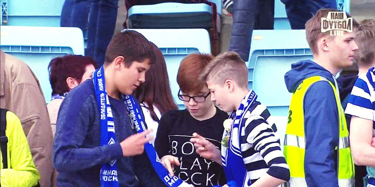 Три маленьких болельщика «Динамо» спорят за футболку Шуньича. Это очень трогательно