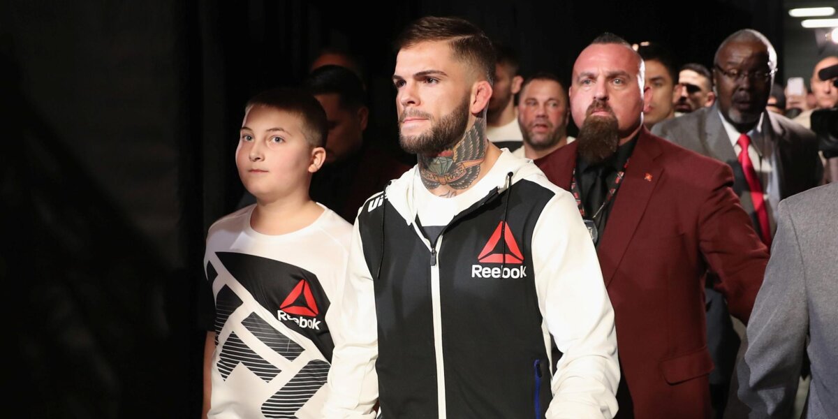 Боец UFC дарит пояс мальчику, который победил страшную болезнь
