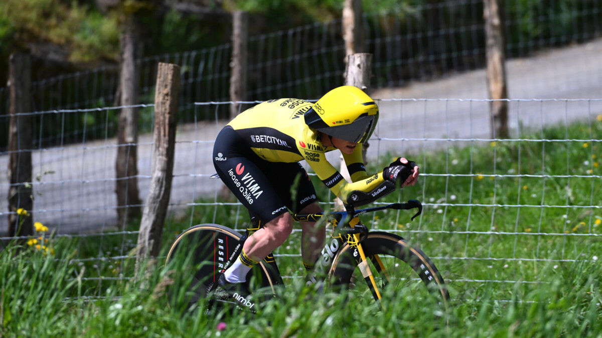 Двукратный победитель «Тур де Франс» сломал ключицу и несколько ребер в завале на гонке в Испании
