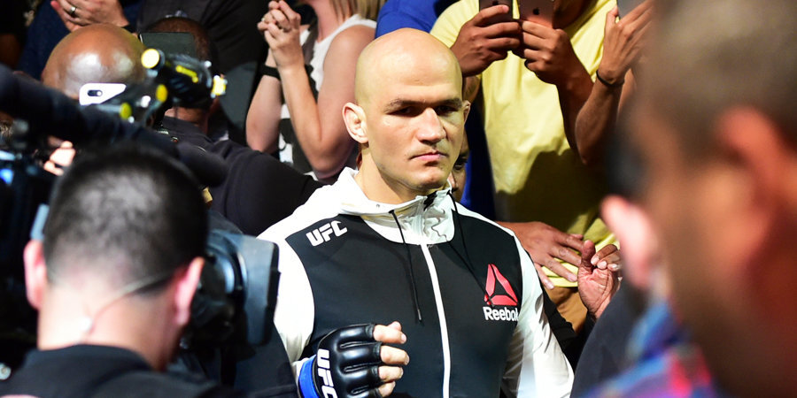 СМИ: UFC расторг контракты с Дос Сантосом и Оверимом