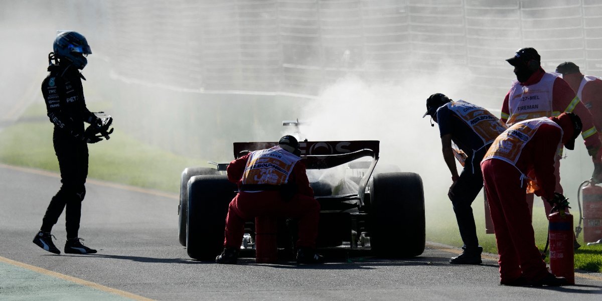 Машина пилота «Мерседеса» Расселла загорелась во время гонки Гран-при Австралии