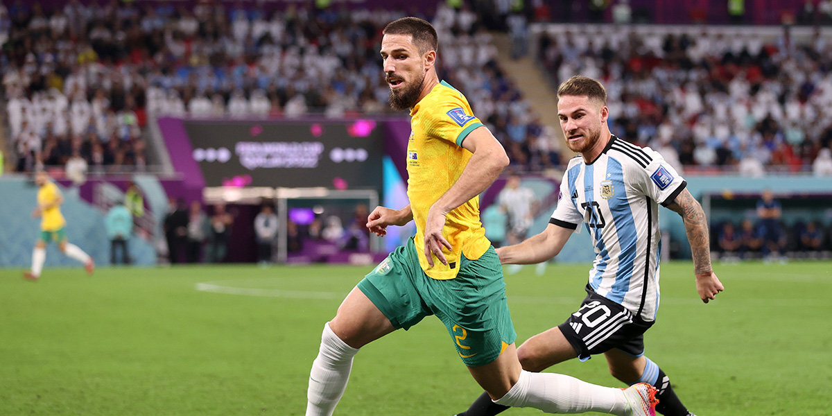 Аргентина — Австралия — 1:0. Австралиец Дегенек получил желтую карточку на 38-й минуте матча 1/8 финала ЧМ‑2022