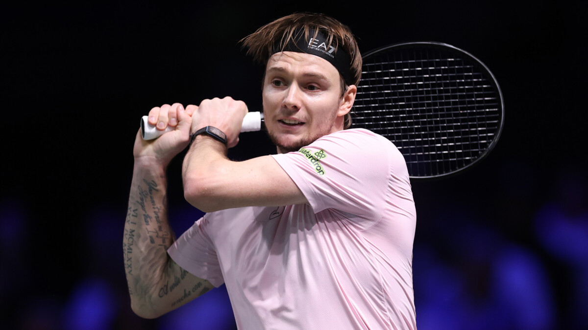 Бублик вышел в полуфинал теннисного «Мастерса» в Париже