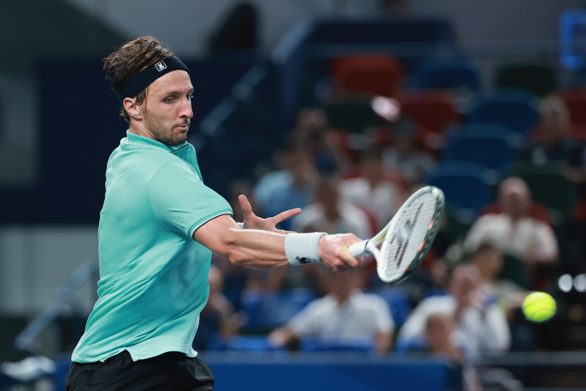 Медведев не воспользовался царским подарком Джоковича. Опять проиграл не пойми кому