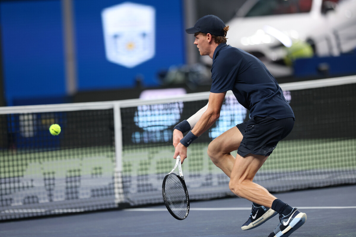 Беспомощного Синнера под руки увели с корта. Такой трагедии в теннисе не было никогда