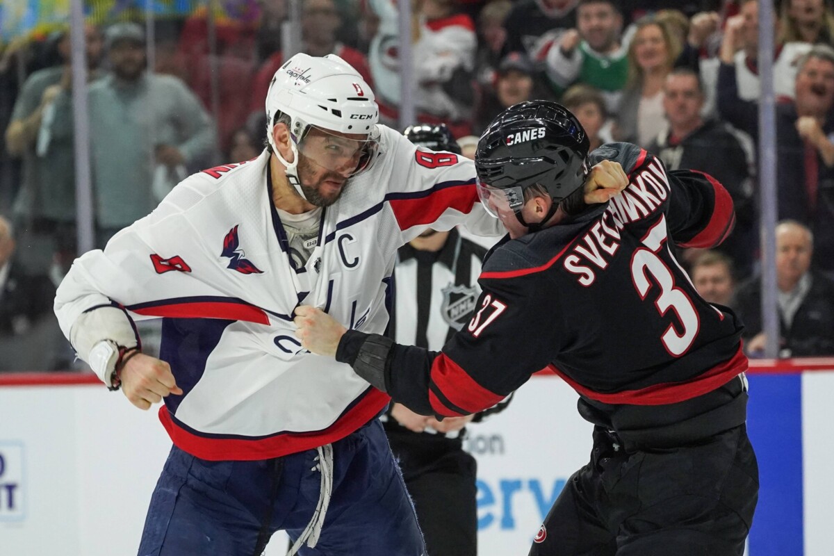 Овечкин кулаком вырубил россиянина в плей-офф НХЛ. Жертву срочно увезли в больницу
