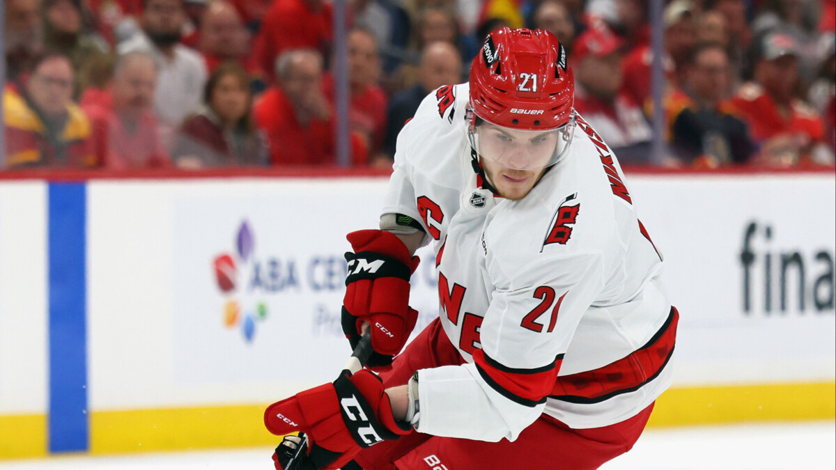 «Этот русский — настоящий зверь». Защитник из России с ноги ворвался в НХЛ