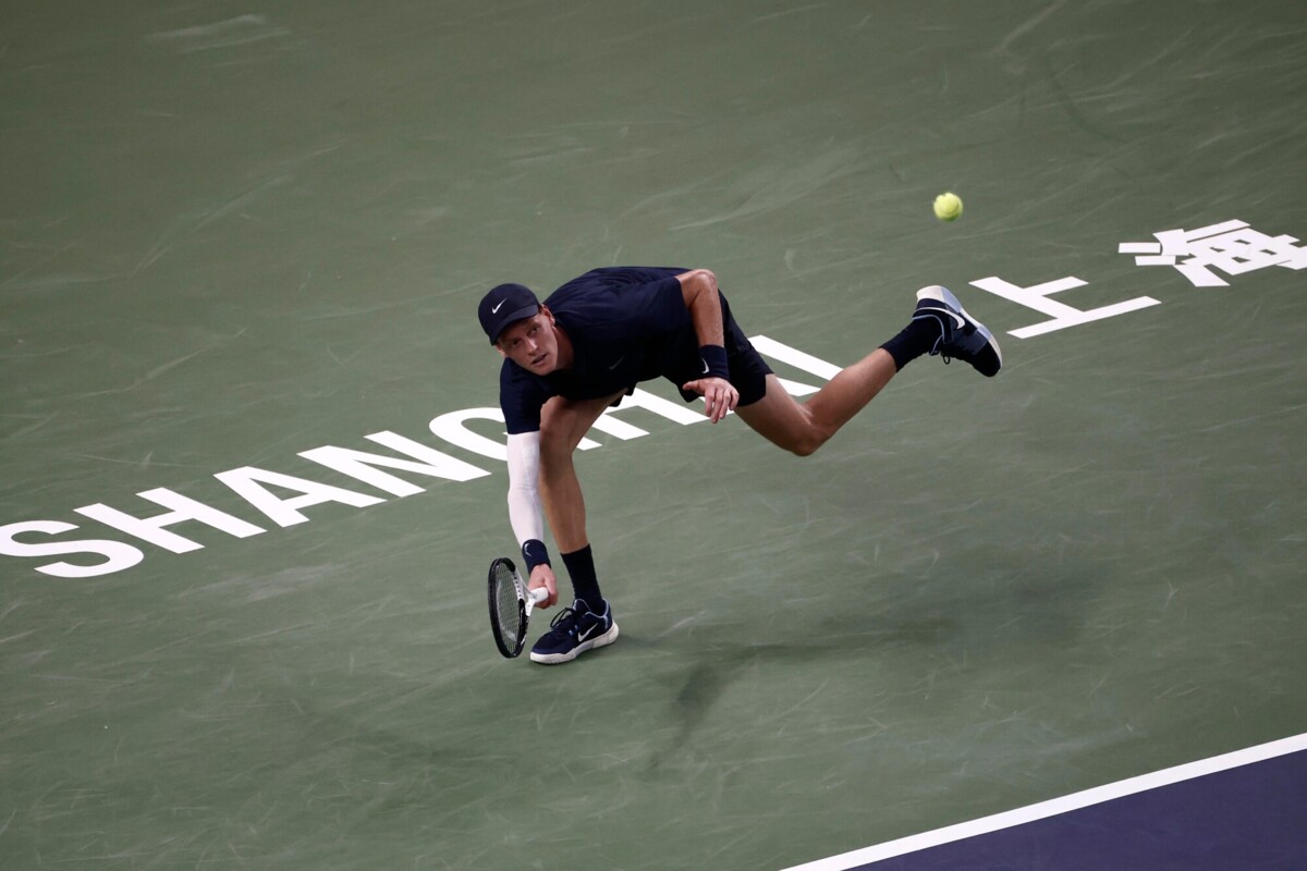 Беспомощного Синнера под руки увели с корта. Такой трагедии в теннисе не было никогда