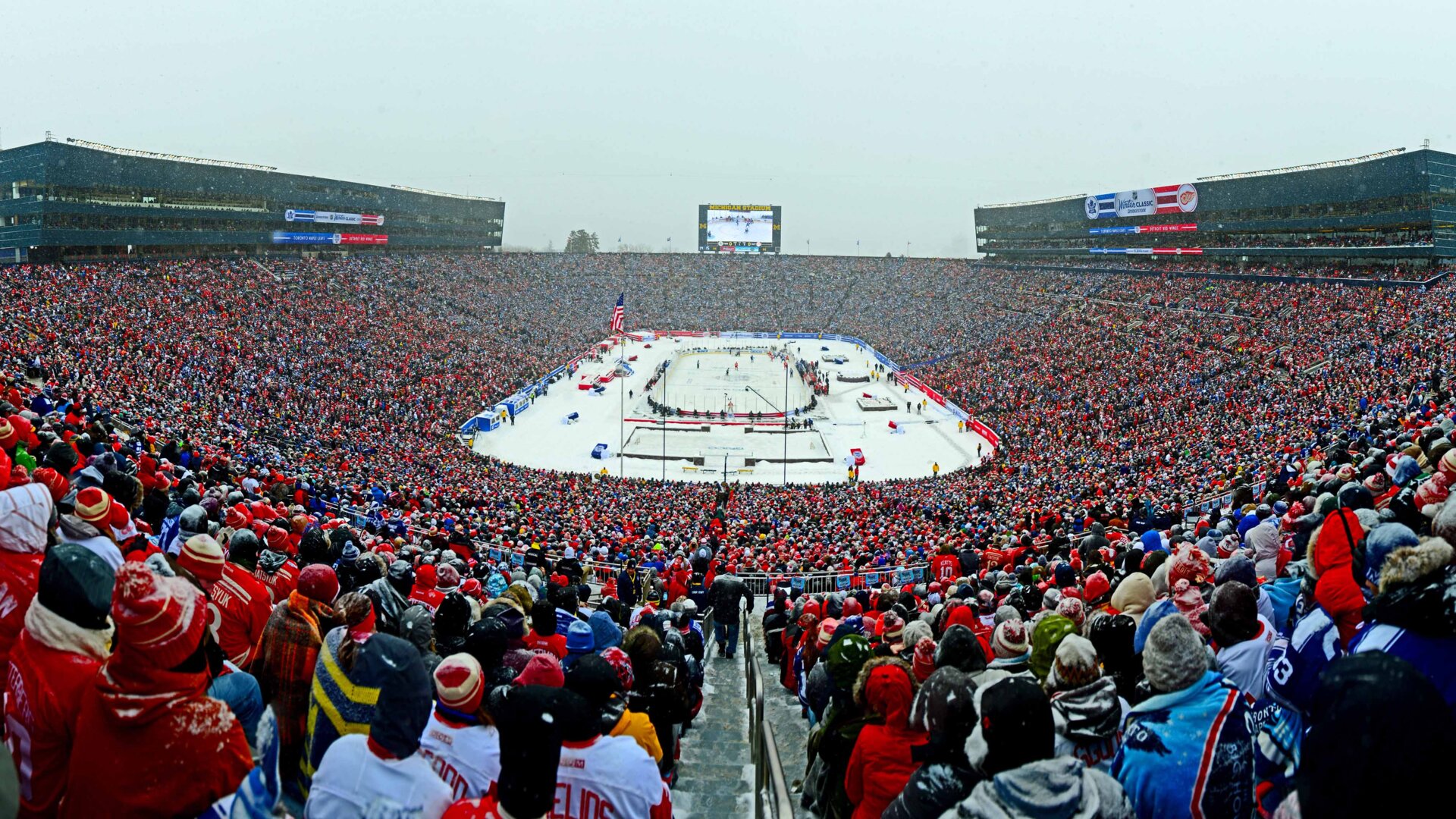 Самый посещаемый матч. Детройт Торонто зимняя классика. NHL Winter Classic 2018. Winter Classic 2014 Detroit Michigan Stadium. Зимняя классика.