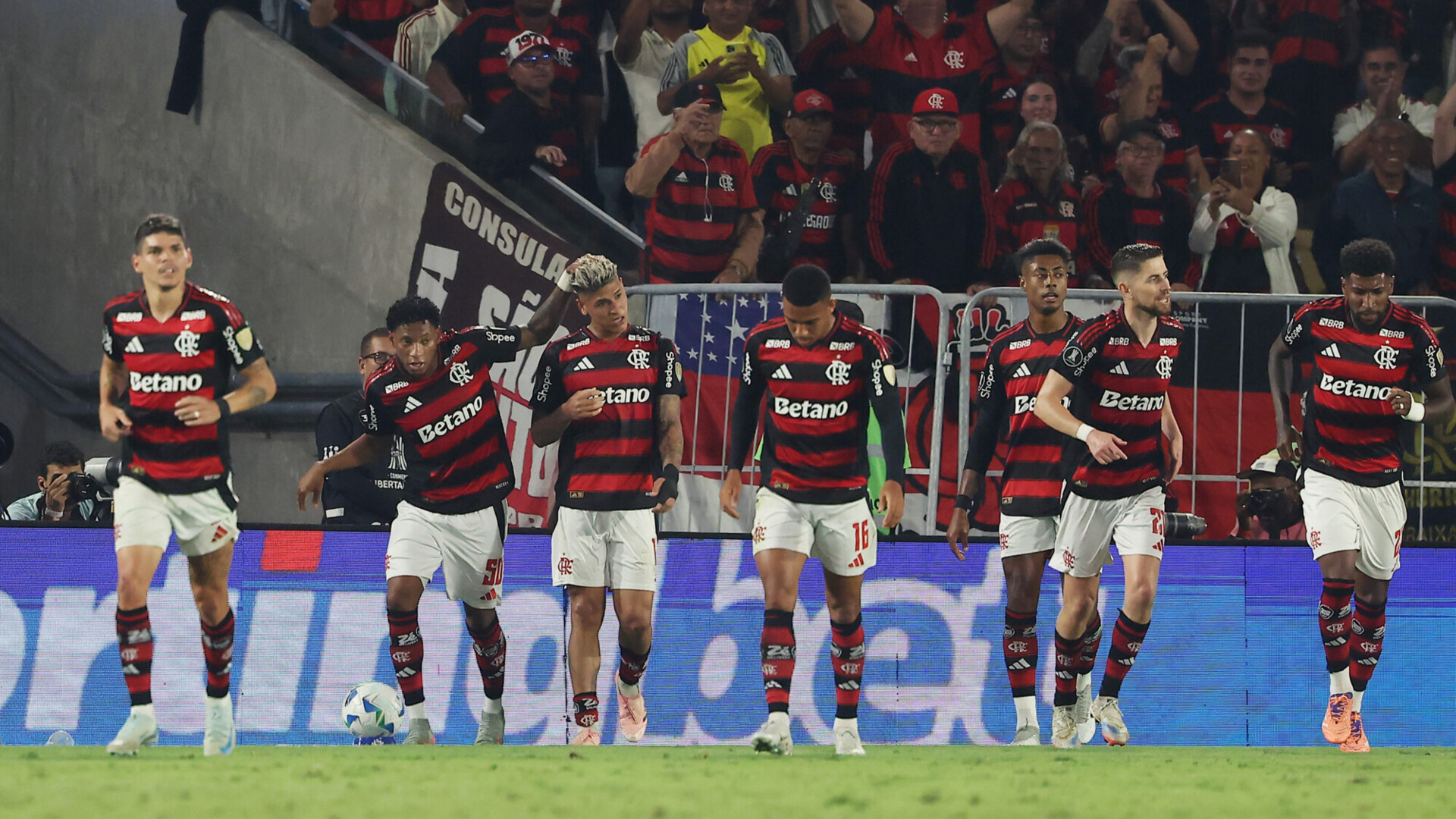 «Фламенго» победил «Расинг» по сумме двух встреч и вышел в финал Кубка Либертадорес