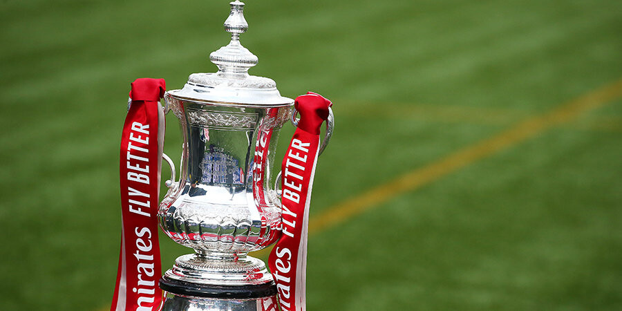 В Англии талисман команды увели с поля во время матча Кубка страны за неприличное поведение В Англии талисман команды увели с поля во время матча Кубка страны за неприличное поведение