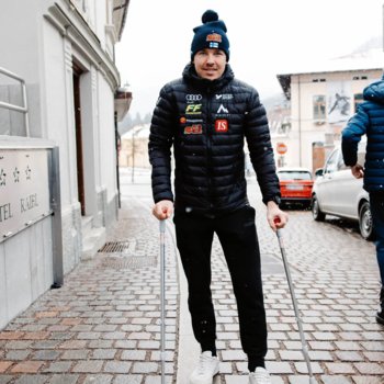 Лыжник вернулся с чемпионата мира на костылях. Кошмарное столкновение на трассе