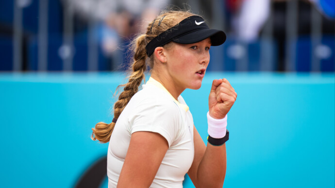 Мирра Андреева пробилась в четвертьфинал теннисного турнира в Мадриде