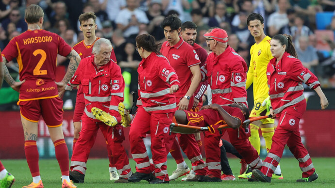 Футболисту «Ромы» стало плохо во время матча Серии А, команды решили не продолжать игру