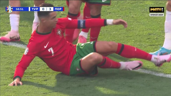 Турция - Португалия. Роналду картинно упал в своей штрафной (видео). Чемпионат Европы-2024. Футбол (видео)