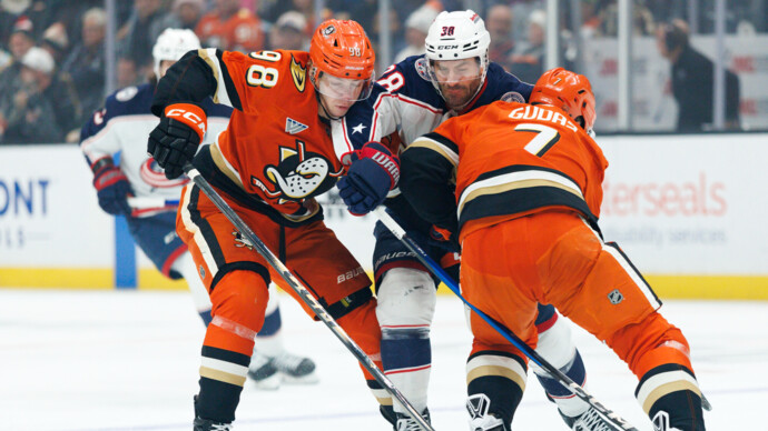 Шайба Минтюкова принесла Анахайму победу над Коламбусом в матче НХЛ