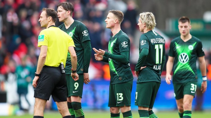 «Вольфсбург» исключен из Кубка Германии, так как тренерский штаб сделал шесть замен в матче