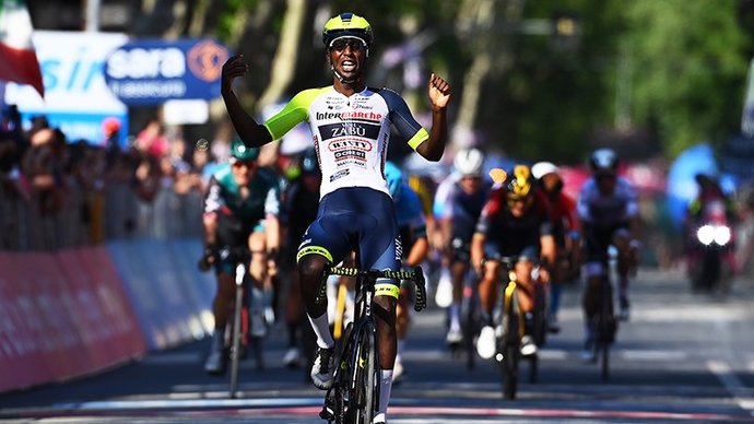 Велогонщик из Эритреи неудачно открыл шампанское на подиуме этапа «Джиро д’Италия» и попал в больницу