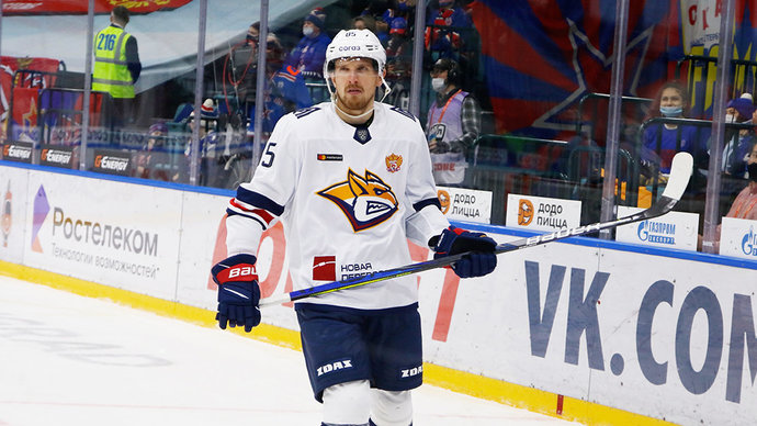 Хоккеист «Металлурга» Маклюков покинул лед на носилках после попадания шайбы в голову в матче с «Авангардом»