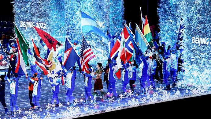 Большунов вынес флаг ОКР на церемонии закрытия Олимпиады