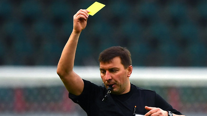 Тренер «Оренбурга» подшутил над судьей и получил красную карточку