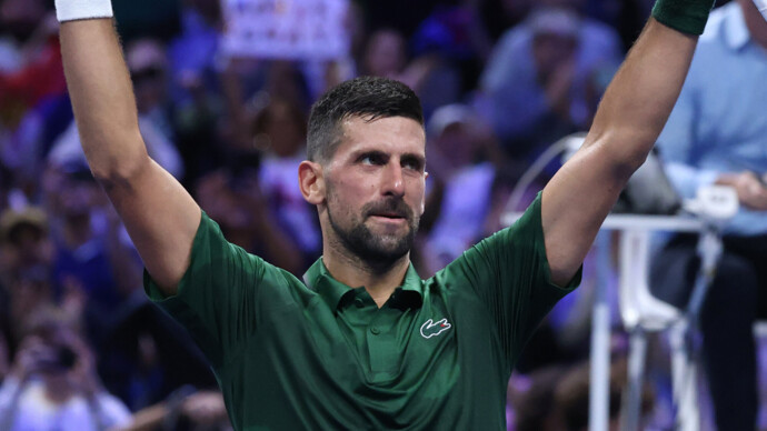 Джокович расплакался после победы в матче на турнире в Афинах, вспоминая своего умершего тренера