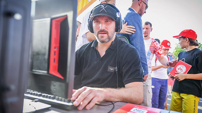 Овечкин сыграл в Counter-Strike в рамках празднования Дня физкультурника в «Лужниках»