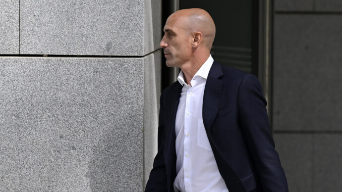 Прокуратура запросила 2,5 года тюрьмы для экс‑президента RFEF Рубиалеса, поцеловавшего футболистку сборной Испании