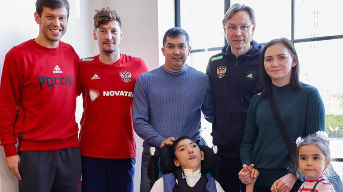 Футболисты сборной России сделали пожертвование мальчику, нуждающемуся в реабилитации