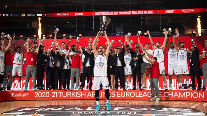 «Анадолу Эфес» впервые в истории выиграл Евролигу