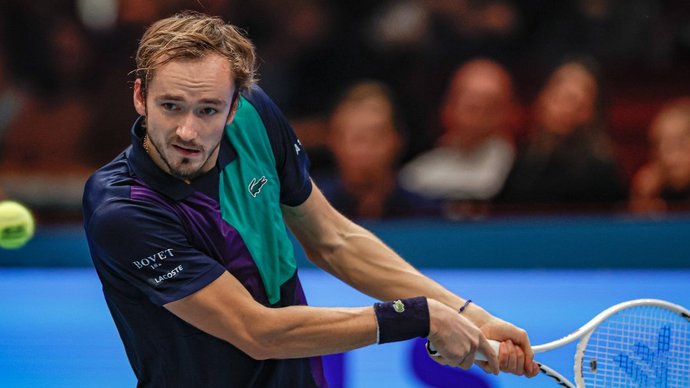 Медведев стал четвертьфиналистом турнира в Вене
