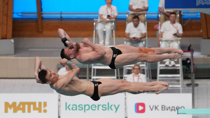 Кузнецов и Шлейхер выиграли золото в синхронных прыжках с трехметрового трамплина на Играх БРИКС