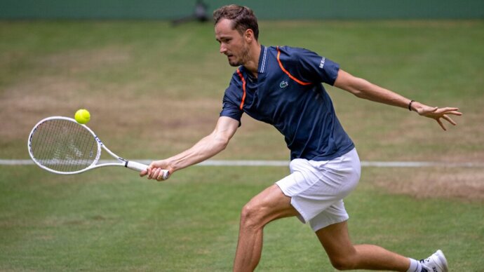 Медведев не смог пробиться в полуфинал теннисного турнира в Халле