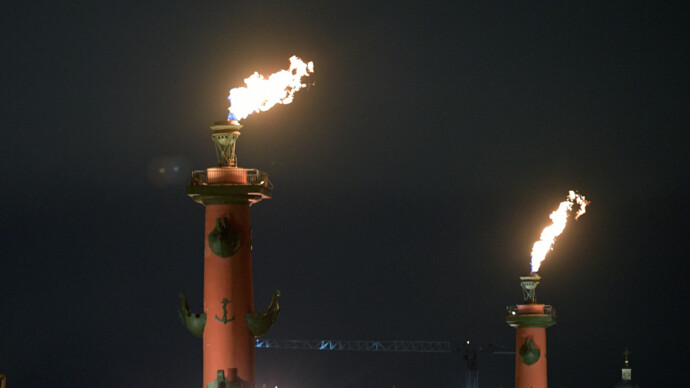 В Санкт‑Петербурге в честь победы «Зенита» в Суперкубке России по футболу зажгли Ростральные колонны