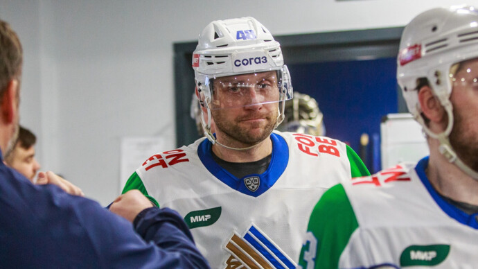 Евгений Бирюков получил приз «За верность хоккею» имени Сергея Гимаева по итогам сезона в КХЛ