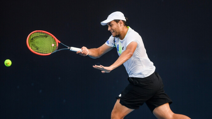 Котов победил итальянца Сонего и вышел во второй круг теннисного турнира в Дохе