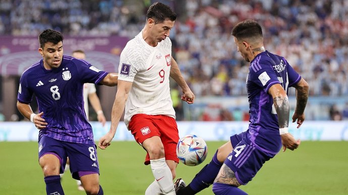 Польша и Аргентина завершили вничью первый тайм матча ЧМ-2022, Месси не реализовал пенальти